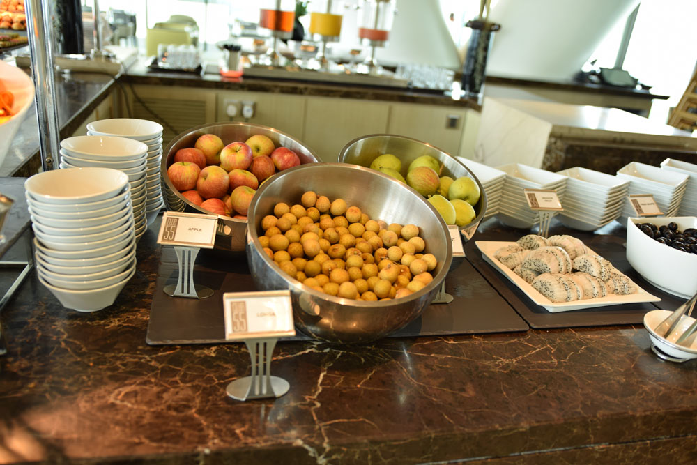 マリーナベイサンズホテルのCLUB55のアフタヌーンティーの各種フルーツ。リンゴ、ライト、ドラゴンフルーツなどなど。
