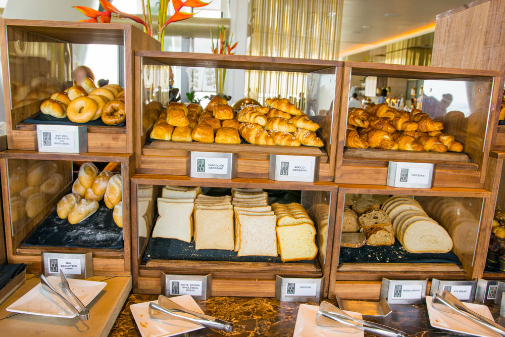 マリーナベイサンズのCLUB55の朝食のパンコーナーには、4種類の食パン、3種類のクロワッサン、2種類のベーグルにバゲットやその他多くのパンがありました！